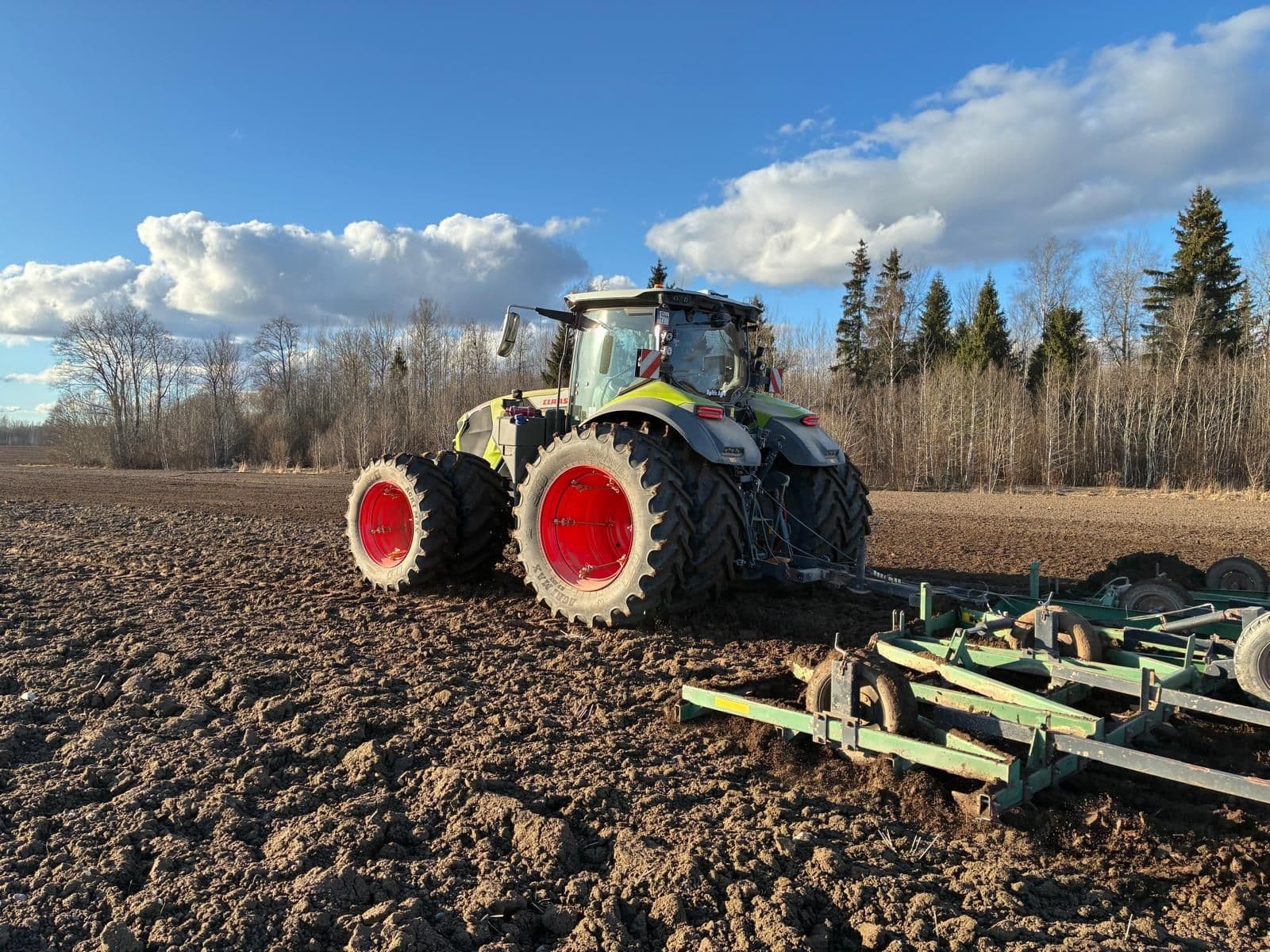 Renditraktor põllul tööd tegemas