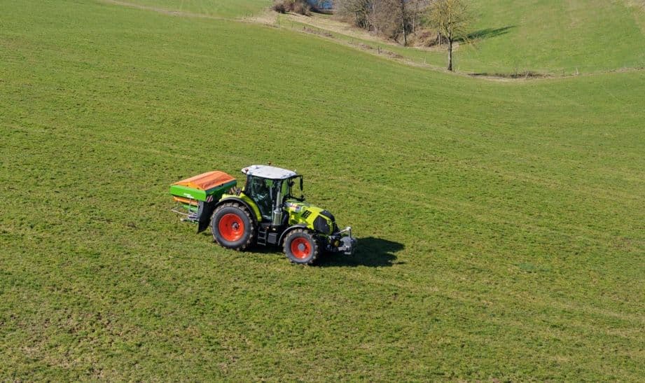 CLAAS ARion väetamas